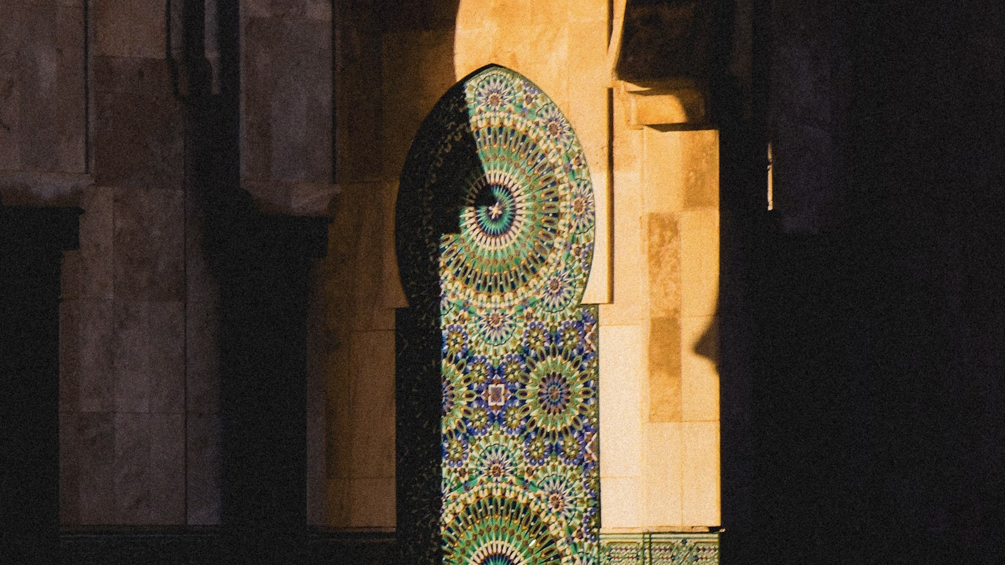 Swiss Arabian Essence of Casablanca: Torbogen mit farbigem Mosaik in warmem Licht