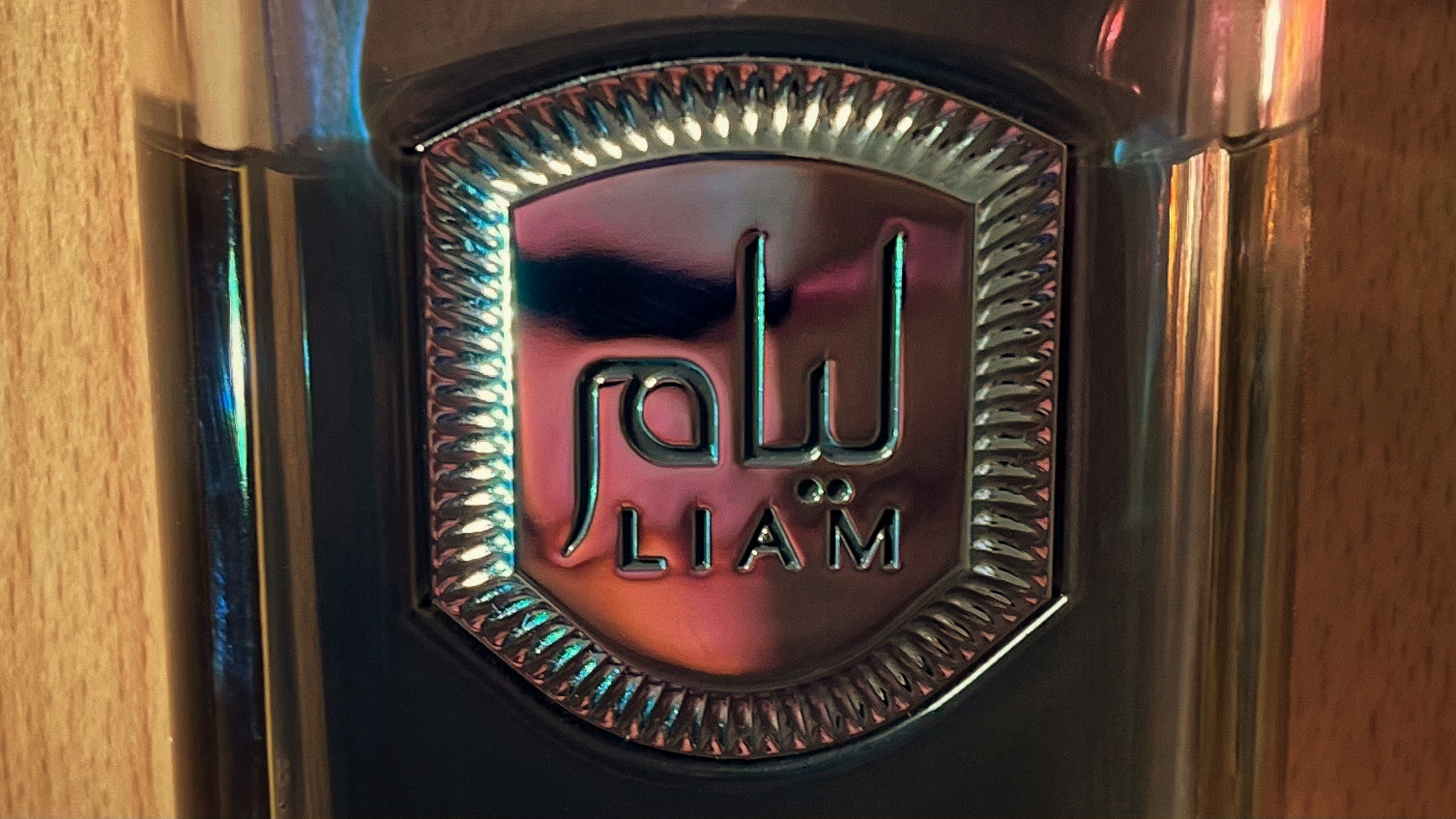 Lattafa Liam Grey: Nahaufnahme des metallischen Emblems mit dem Schriftzug Liam