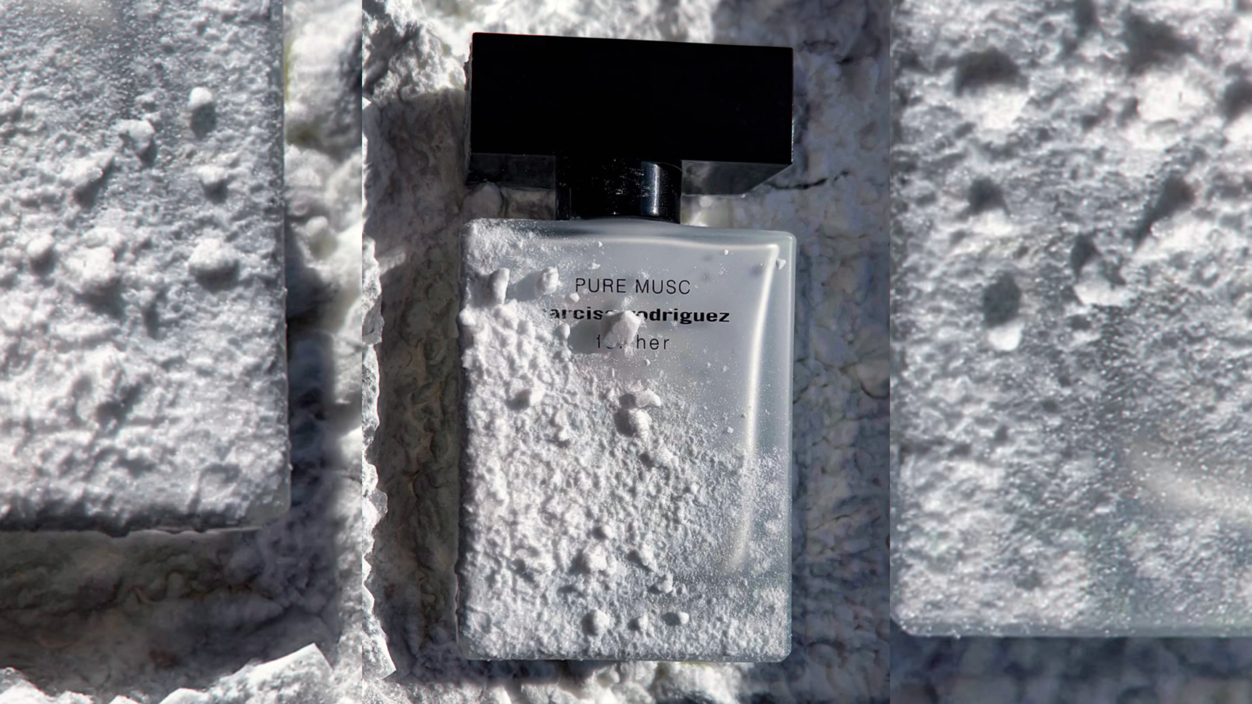 Narciso Rodriguez Pure Musc: Flakon, bedeckt mit weißem Puder auf heller, rauer Oberfläche